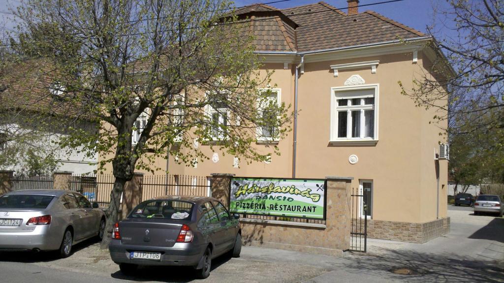 Harsfavirag Vendeghaz Bed and Breakfast Pápa Buitenkant foto