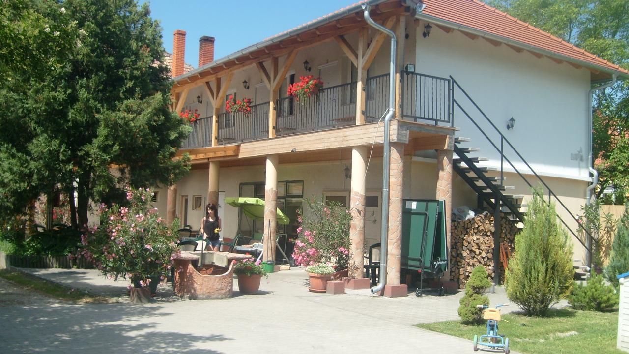 Harsfavirag Vendeghaz Bed and Breakfast Pápa Buitenkant foto